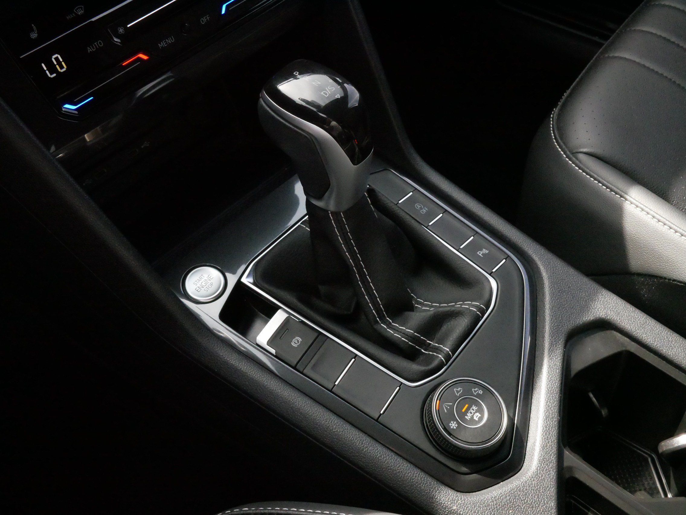 Certified 2023 Volkswagen Tiguan SE R-Line AWD/4WD image 24