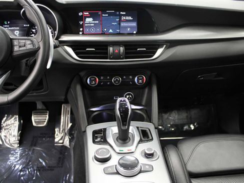 Used 2022 Alfa Romeo Stelvio Veloce image 25