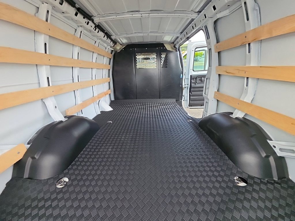 Used 2025 Chevrolet Express 2500 w/ Driver Convenience Package RWD image 26