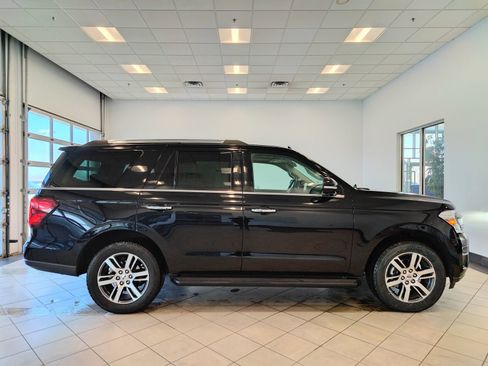 Used 2024 Ford Expedition Limited AWD/4WD image 2