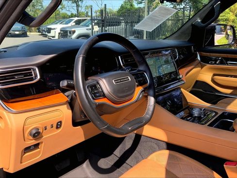Used 2022 Jeep Grand Wagoneer Series III AWD/4WD image 17