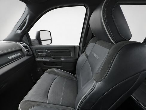 Used 2025 RAM 2500 Laramie AWD/4WD image 18