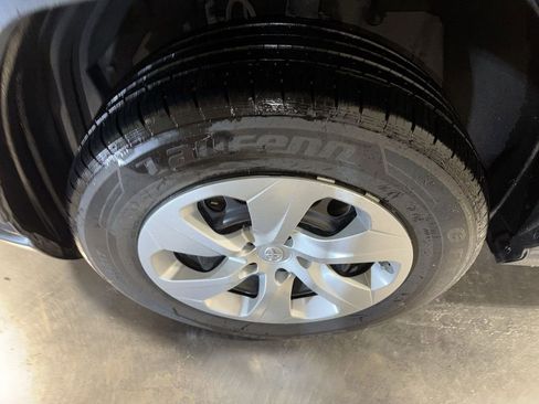 Used 2021 Toyota RAV4 LE image 10