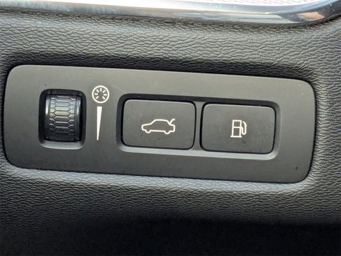 Used 2021 Volvo XC60 T8 R-Design w/ Advanced Package image 31