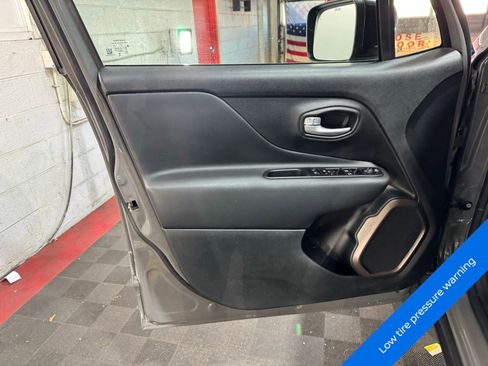 Used 2023 Jeep Renegade Latitude image 8