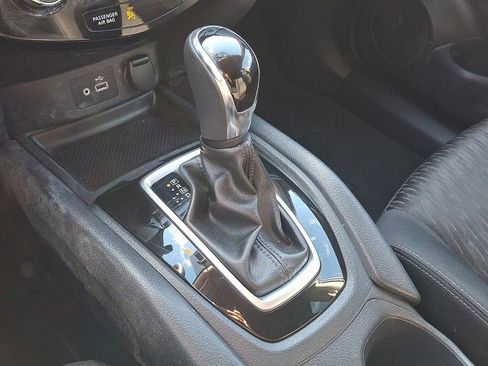 Used 2018 Nissan Rogue SV image 15