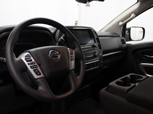 Used 2022 Nissan Titan SV image 14