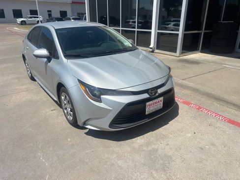 Used 2025 Toyota Corolla LE FWD image 5