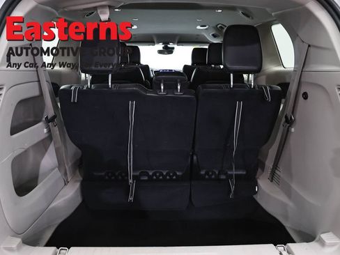 Used 2023 Chrysler Pacifica Touring-L FWD image 9