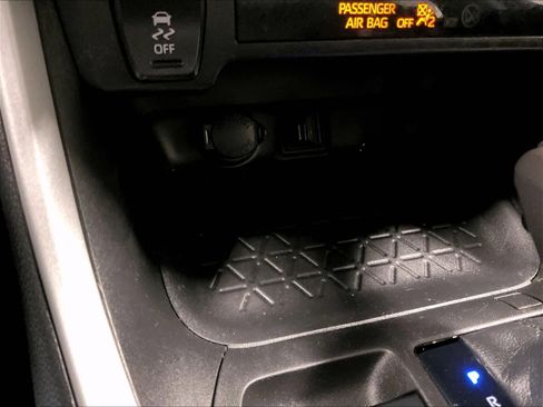 Used 2021 Toyota RAV4 LE AWD/4WD image 26