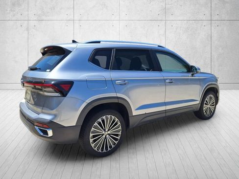 Used 2025 Volkswagen Taos SE FWD image 5