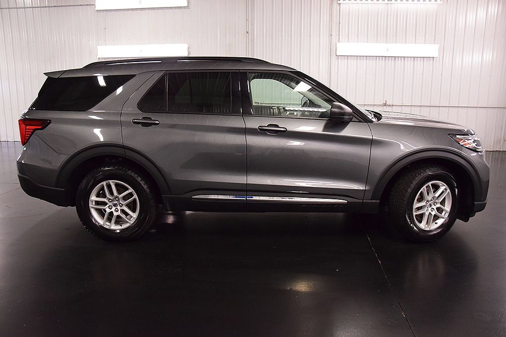 Used 2025 Ford Explorer Active AWD/4WD image 9