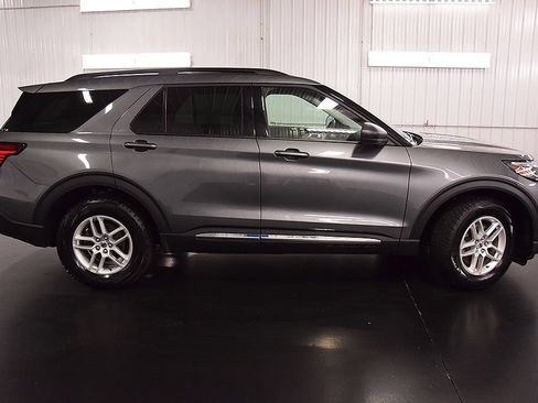 Used 2025 Ford Explorer Active AWD/4WD image 9