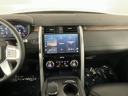 Used 2025 Land Rover Discovery S image 12