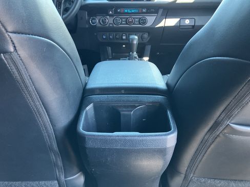 Used 2018 Toyota Tacoma TRD Sport image 32