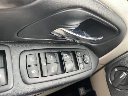 Used 2012 Dodge Grand Caravan SXT FWD image 18