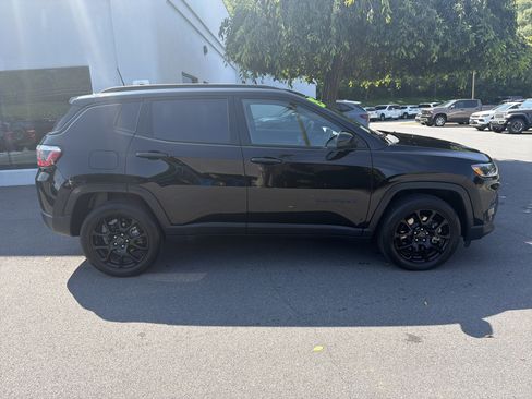 Used 2025 Jeep Compass Latitude w/ Convenience Group AWD/4WD image 2