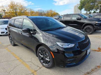 New 2026 Chrysler Pacifica Select