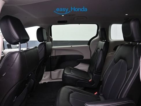 Used 2023 Chrysler Pacifica Touring-L FWD image 16
