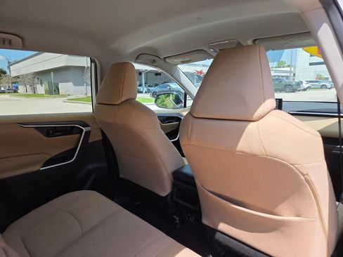 Used 2021 Toyota RAV4 LE FWD image 16