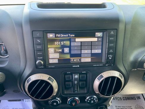 Used 2017 Jeep Wrangler Unlimited Sahara AWD/4WD image 17