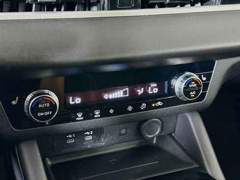 Used 2025 Mitsubishi Outlander SE image 23