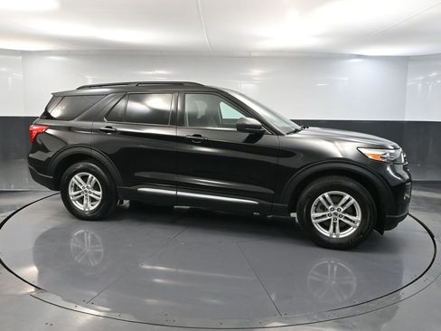 Used 2022 Ford Explorer XLT image 4