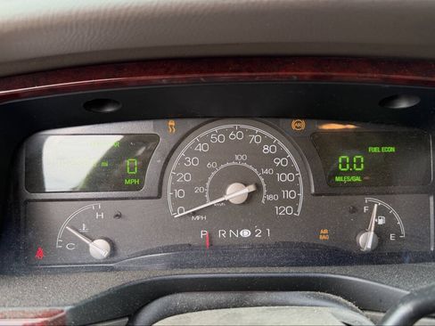 Used 2003 Lincoln Town Car Signature RWD image 37