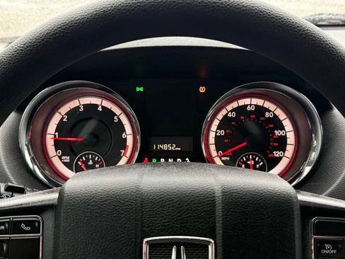 Used 2018 Dodge Grand Caravan SE w/ UConnect Hands-Free Group image 32