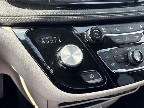 Used 2024 Chrysler Pacifica Touring-L FWD image 15