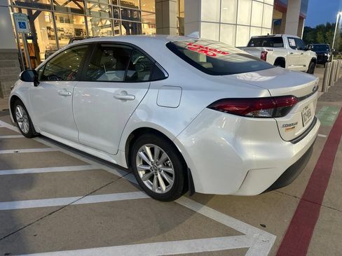Used 2025 Toyota Corolla XLE FWD image 4