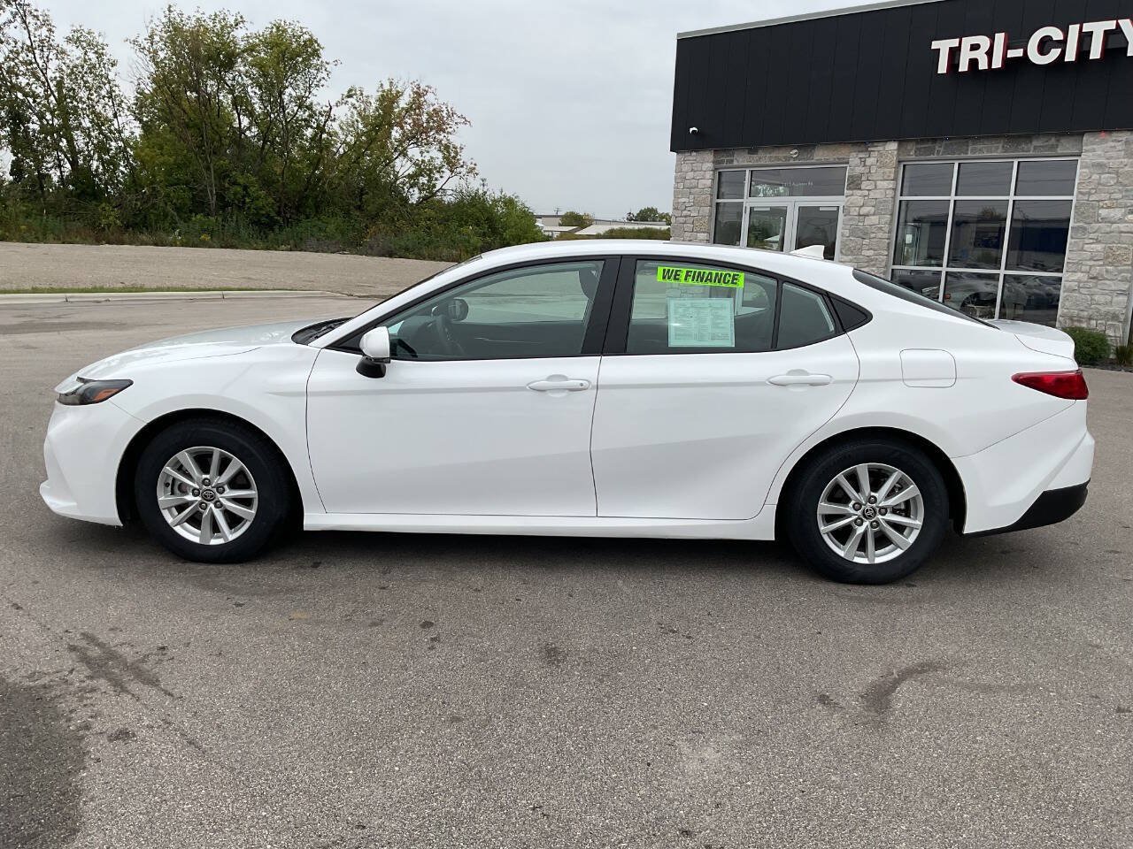 Used 2025 Toyota Camry LE FWD image 3