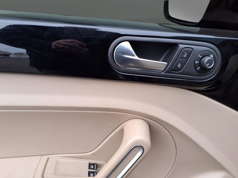 Used 2018 Volkswagen Beetle 2.0T SE w/ SE Premium Package image 16