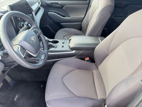 Used 2025 Toyota Highlander LE image 5