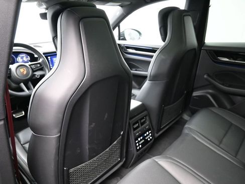 Certified 2025 Porsche Macan 4S Electric AWD/4WD image 8