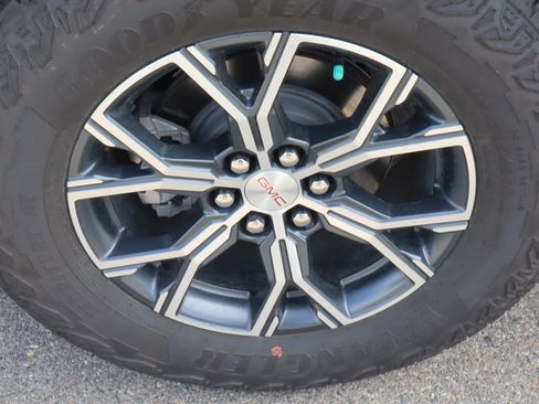 Used 2026 GMC Acadia AT4 w/ LPO, Floor Liner Package AWD/4WD image 17