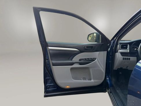 Used 2015 Toyota Highlander Plus FWD image 14