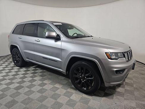 Used 2018 Jeep Grand Cherokee Altitude RWD image 1