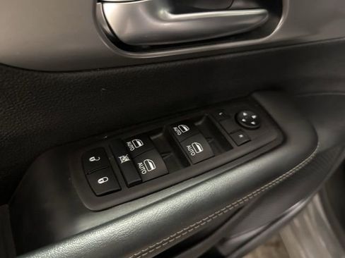 Used 2025 Chrysler Pacifica Select image 11