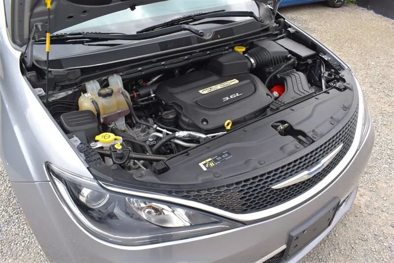 Used 2018 Chrysler Pacifica Touring-L FWD image 31