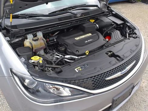 Used 2018 Chrysler Pacifica Touring-L FWD image 31