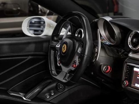 Used 2015 Ferrari California T image 20