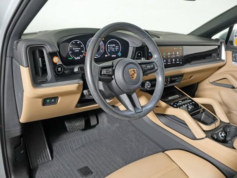 Certified 2024 Porsche Cayenne Coupe AWD/4WD image 4
