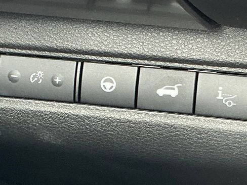 Used 2025 Nissan Pathfinder Platinum image 23