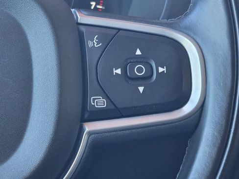 Used 2019 Volvo XC60 T5 Momentum w/ Multimedia Package AWD/4WD image 17