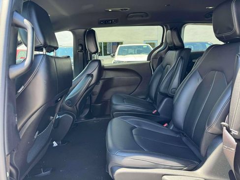 Used 2024 Chrysler Pacifica Limited FWD image 14