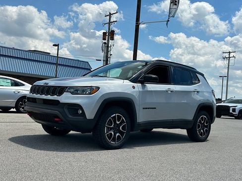 Used 2025 Jeep Compass Trailhawk AWD/4WD image 7