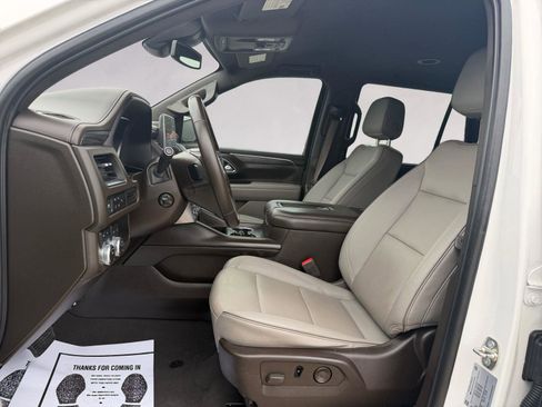 Used 2023 GMC Yukon SLT w/ SLT Luxury Package image 9