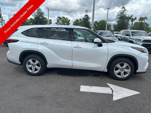 Used 2022 Toyota Highlander LE FWD image 5