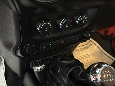 Used 2015 Jeep Wrangler Unlimited Rubicon image 21